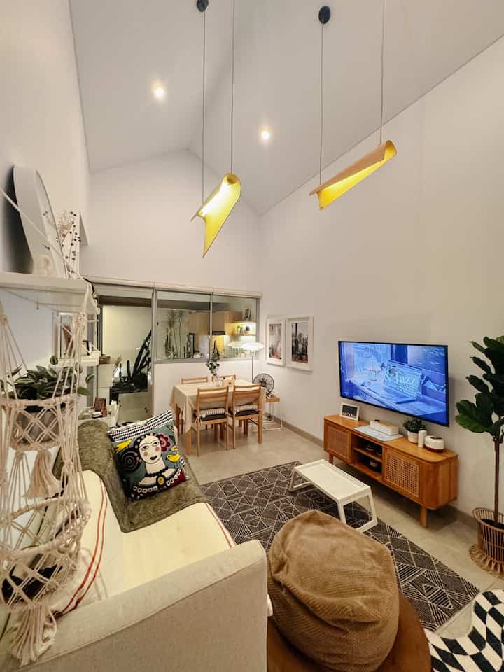 Jenis Lighting yang digunakan dirumah ini merupakan kombinasi dari lampu downlight, hanging lamp, standing lamp, table lamp, indirect light dan spot light. 
Masing-masing memiliki peran dalam menciptakan ambience yang nyaman dalam ruangan.
Warna lampu yang dipilih adalah warm white yang cahayanya lebih lembut dibandingkan dengan warna lampu lainnya sehingga tetap nyaman untuk beraktivitas di malam hari.

#LampuRumah #InspirasiLampu #SpillLampuEstetik #LightingInspo #NightVibes #NightMode