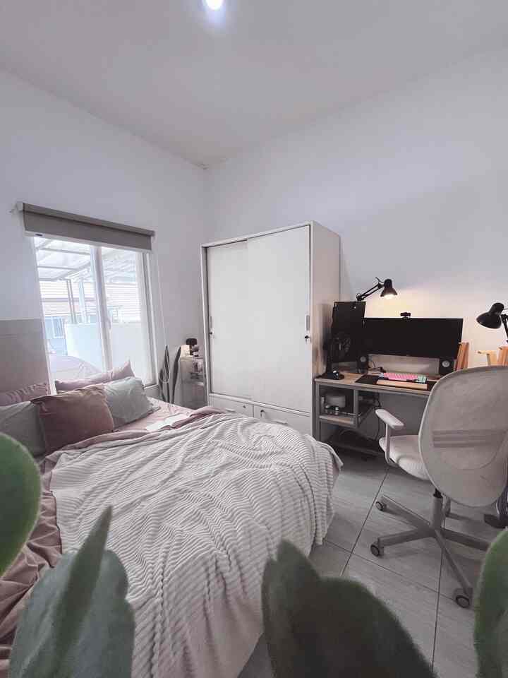 👱🏻‍♂️HIS & HER 👩🏻‍🦰 Space 
Ruang kerja kami ( yang masih belum ideal). Satu memanfaatkan space di kamar, satu lagi memanfaatkan space di living room. 
Semoga nanti bisa bersatu, kayaknya seru ya bisa punya satu ruangan khusus untuk kerja. Kalau kalian gimana? Lebih suka kerja dekatan atau jauh2an dengan pasangan? 

#workingroom #workingspace #homeoffice #dekorasiruangkerja #ruangkerja #minihomeoffice #workingarea #areakerja