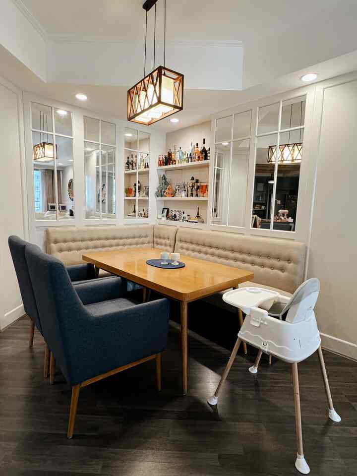 Ini Ruang Makan Kami.. Tempat kami berbagi tawa dan Makanan Enak..
#diningroom #ruangmakan #americanclassic #apartment #apartmentliving #dekorruangmakan