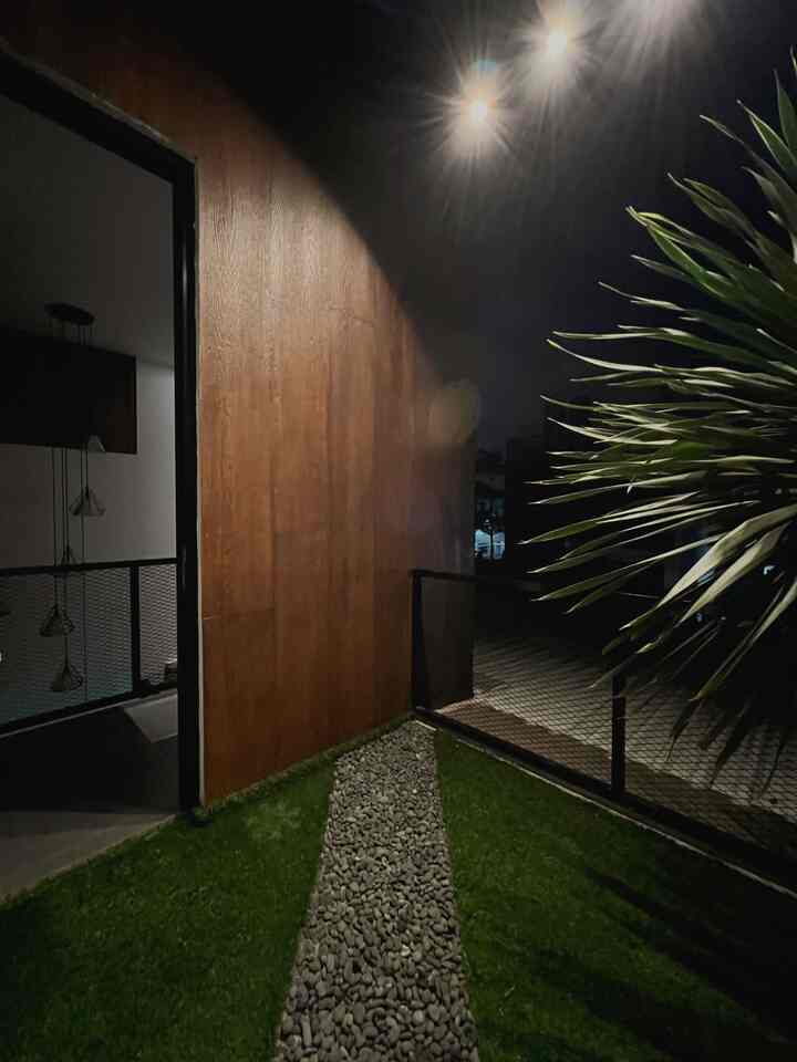 Balcony Night Mode ✨

Karena saat siang di balkon ini cukup panas, biasanya kami gunakan saat malam hari untuk BBQ menanti tahun baru atau sekadar mengobrol quality time bersama keluarga. 
Selamat beristirahat tetangga O!House 🫶🏻

#BruwnHouse
#IndustrialHouse
#RumahImpian
#RumahCluster
#Balcony
#RumahIndustrial
