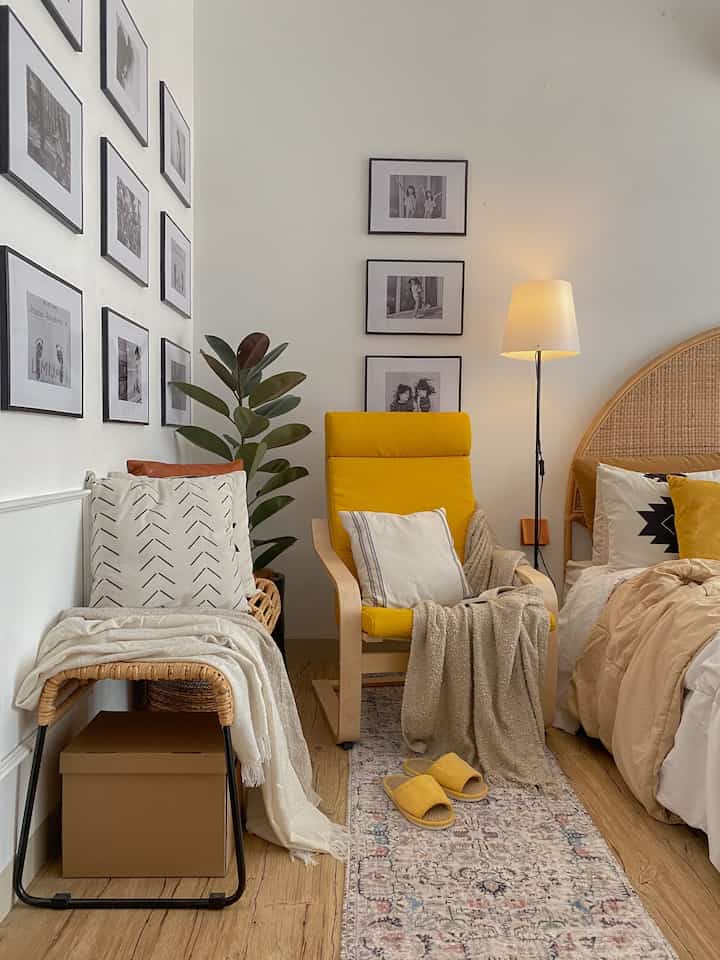 Tips Styling agar ruangan di rumah tidak membosankan ✨
—
terkadang anda bosan dengan layout ruangan yang itu-itu saja, suka terpicu menjadi konsumtif dan ingin membeli ini untuk merubah suasana, tak ada salahnya jika anda punya budget, tapi sebenarnya untuk menyegarkan suasana ruangan Anda tidak perlu membeli barang baru

jika Anda tipe orang yang membosankan, usahakan memilih furnitur yang fleksibel dan mudah dipindahkan, misalnya meja samping IKEA-BURVIK atau rak susun yang memiliki roda, dan pilih lampu meja tanpa kabel 

Anda bisa mencoba memindahkan barang-barang yang ada, cukup pindahkan kursi yang tadinya miring ke kanan menjadi miring ke kiri, ubah posisi tanaman, pindahkan selimut lempar yang biasanya ada di kasur ke kursi, ubah posisinya dari sarung bantalnya, jika anda mempunyai lebih dari satu reed diffuser coba ganti yang biasanya ada di ruang tamu, misal ganti sama seperti di kamar tidur, ganti rangkaian tanaman-kursi-lampu berdiri, ubah posisi lampu permadani percayalah ini cukup membuat ruangan tidak membosankan, sangat memungkinkan untuk sedikit refreshing tanpa harus membeli barang baru

ayo kita coba! ✨
#Tips Penataan
#Inspirasi Kamar Tidur
#Inspirasi Kamar
#ScandiBohoStyle
#Ruang Penataan Gaya
#DekorKamar
#DekorasiKamarTidur