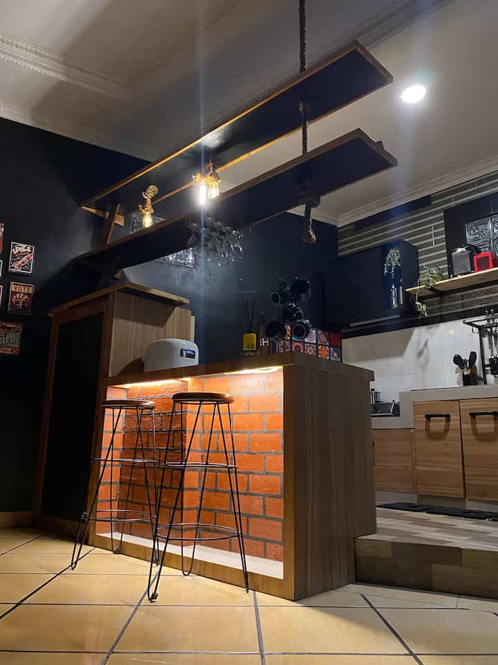 Cerita sedikit tentang minibar 

Minibar ini aku dan suami costum dengan memanfaatkan material lebih pembangunan rumah, design budget frienly seperti vinyl, granit kayu dan papan, semen warna yang bentuk seperti batu bata 

#Minibar
#Dapuralacafe
#mejaminibar
#decorlowbudget
#bananahome
