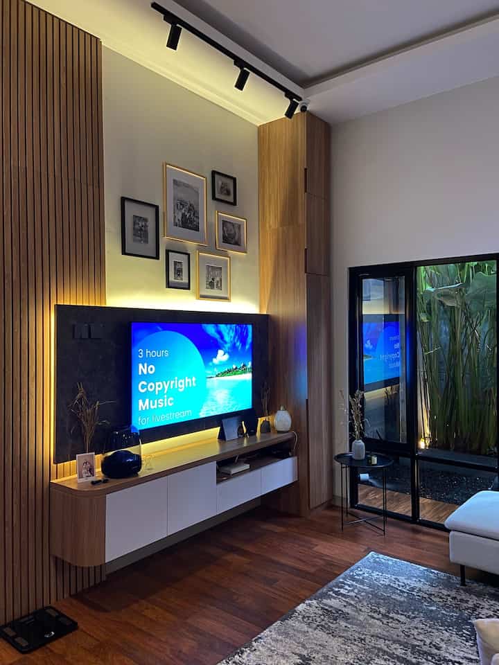 Pencahayaan ruangan sangat penting di rumah kami,khususnya di area living room.
Kami menginginkan kesan dramatis khususnya dimalam hari sehingga pemilihan warna warm light seluruhnya kami terapkan di seluruh lampu di rumah kami.
Ketika sudah selesai beraktifitas kami hanya menyalakan lampu dari backdrop tv untuk menciptakan ambient ruangan yang menenangkan,selain akan hemat listrik juga akan memunculkan efek yang sangat berbeda.
#lampuRumah
#inspirasilampu
#spilllampuestetik
#backdroptv
#nightambience