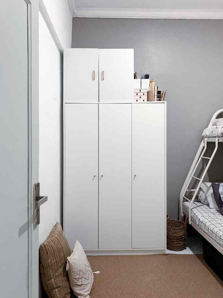 Kamar ini berukuran tidak terlalu luas, karna ditempati oleh dua orang jadi harus ditata sedemikian rupa. Salah satu agar ruangan lebih luas dengan menggunakan bunkbed dan lemari yang ditumpuk😅 jadi masih ada space yang lumayan luas untuk aktifitas lain.
#kamaranak
#inspirasikamar
#bunkbed
#kasurtingkat
#rumahmungil
#kamarmungil
