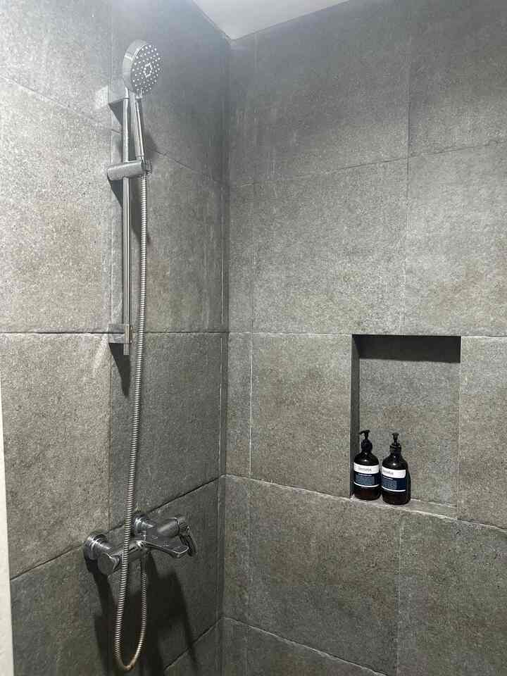 Kamar mandi kamar tamu ini di desain simpel namun fungsional, mengutamakan kenyamanan dan efisiensi. Setiap elemen dipilih dengan cermat untuk menciptakan ruang yang bersih dan modern. 🚿✨ #SimpleDesign 
#FunctionalBathroom
#BathroomInspirasi
#IdeKamarMandi
#tinyhome
#lowbudgetdecor