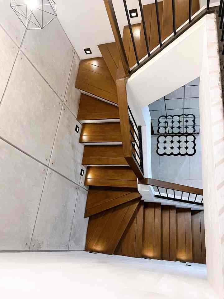 .Area Tangga.

Tangga minimalis yg ga banyak detail, super simple,  minim maintenance ,,
Material tangga dari Conwood yang di finishing coklat tua supaya ngasih vibes homey,,
Salah satu keputusan terbaik juga pemilihan material Conwood ini karna kokoh, teksturnya kaya kayu, udah 2 taun lebih Alhamdulillah awet, ga ada rusak atau keluhan,,

#TanggaMinimalis
#AreaTangga
#TanggaRumah
#Industrial
#TanggaIndustrial
#InspirasiTangga
#Industrial
