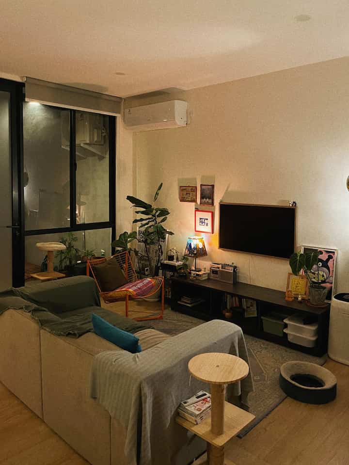 Ada 1 rule di rumah yang kita udah set sejak awal sewaktu tahap renovasi: Warm, ambient light only 💡
Kalau ditanya kenapa, mungkin karena lebih cozy dan homey aja kesannya, apalagi setelah seharian kita berdua kerjanya natap laptop yang terang benderang, it's a good change of scenery to help us rest and recharge through the night ✨
Hence, di setiap sudut ruangan pasti ada minimal 1 ambient/mood light dengan bentuk yang berbeda-beda (Berujung pada kegiatan belanja lampu setiap bulan yang semakin tak terbendung 🙃)

#LampuRumah #InspirasiLampu #SpillLampuEstetik #AmbientLight #WarmLighting