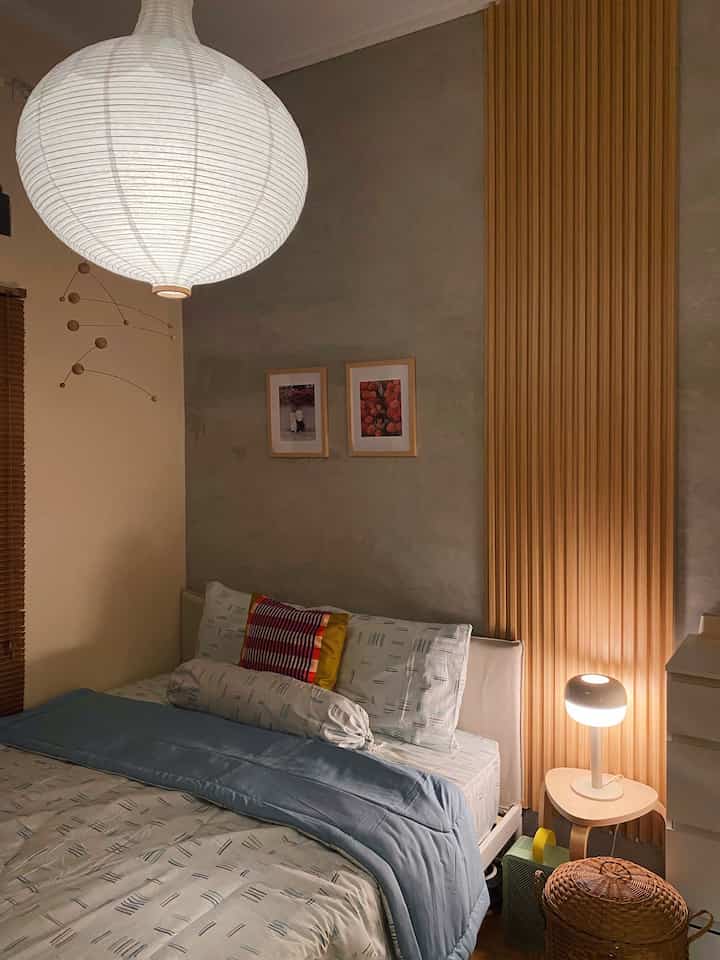 Mengubah suasana kamar tidur dengan memasang kap lampu (pendant lamp) berbentuk lampion dari IKEA🏮

Tujuannya agar terlihat lebih artistik dan bernuansa hangat. Sebab kap lampu berbentuk lampion seperti ini sangat cocok dikombinasikan dengan pencahayaan warm light ✨

Terlebih jika tema ruangan bernuansa kayu natural ala Japandi, semakin mempertegas suasana yang homey dan cozy ketika malam hari 🌝

#LampuRumah #InspirasiLampu #SpillLampuEstetik #lampu #lampugantung #lampulantai #lampumeja #lamputidur #lampukamar #japandi #IKEA #depok 
