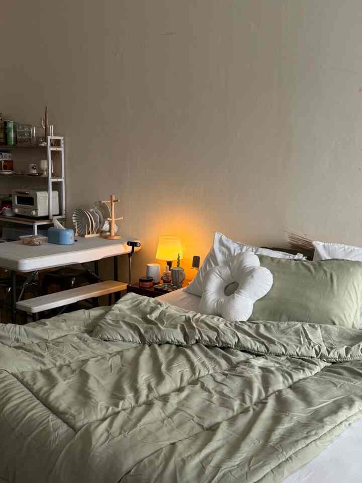 Another look dari kamar kost ku! Memang dapatnya ruang besar, jadi bisa ditambah area pantry dan ruang duduk. 

Kunci kamar kost cozy adalah perpaduan dari pencahayaan lampu dan sprei serta bantal yang dipakai.

#kamarkost
#dekorasikost
#Dekorasisatukamar 
#kamartidur 
#mejamakan 
#dekorasimurah