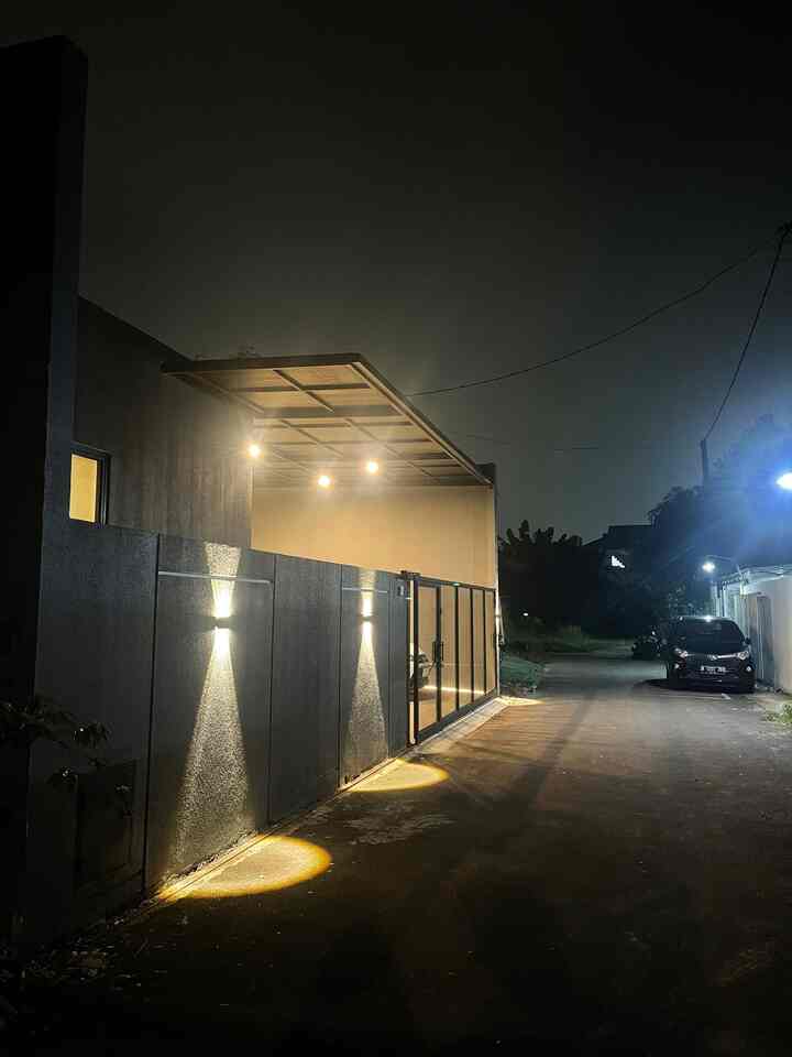 Dari awal sudah sepakat dengan suami untuk membuat rumah dengan fasad “sebiasa mungkin”. Karena memang kami pribadi lebih suka kenyamanan rumah dinikmati oleh kami saja bukan oleh orang lain. Jadilah fasad biasa saja di #tentramdihuni. Berbagai macam tanggapan orangpun kami dapat, “jelek sih” “biasa banget” “dalemnya bagus kok luarnya jelek” tapi ya memang ini pilihan kami, karena kami tidak memerlukan validasi dari standar rumah bagus versi orang lain. ❤️

#inspirasifasadrumah #fasadcantik #fasadrumah #rumahminimalis 