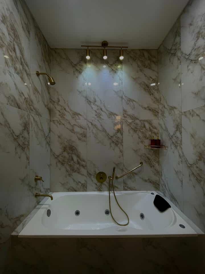 Selain taman kering, tempat healing kami adalah disini. Berendam dengan air hangat dengan tekanan air yg seakan memijat benar-benar membuat penat hilang setelah lelah beraktifitas. Ditambah dengan aroma terapi dari lilin atau reed difusser yang biasa kami gunakan menambah kenyamanan dan sensasi tersendiri berlama-lama menghabiskan waktu disini. 

#bathtub #favoritearea #bathroomarea #bathroomideas #rumahmininalis #metimearea #idekamarmandi #kamarmandi 