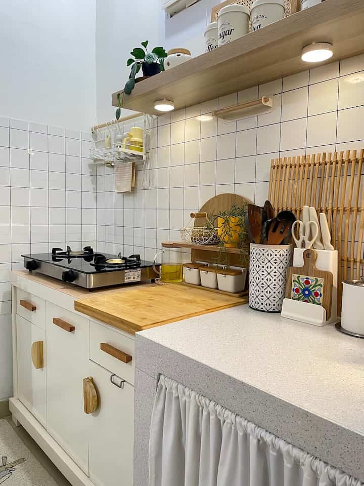 Dapur segaris 🤏🏻
Memaksimalkan dapur tanpa kitchen set atas dengan menaruh ambalan dinding untuk tambahan storage.

#dapurcantik
#inspirasidapursegaris
#dapursempit
#dapurkecil
#dekorasidapur