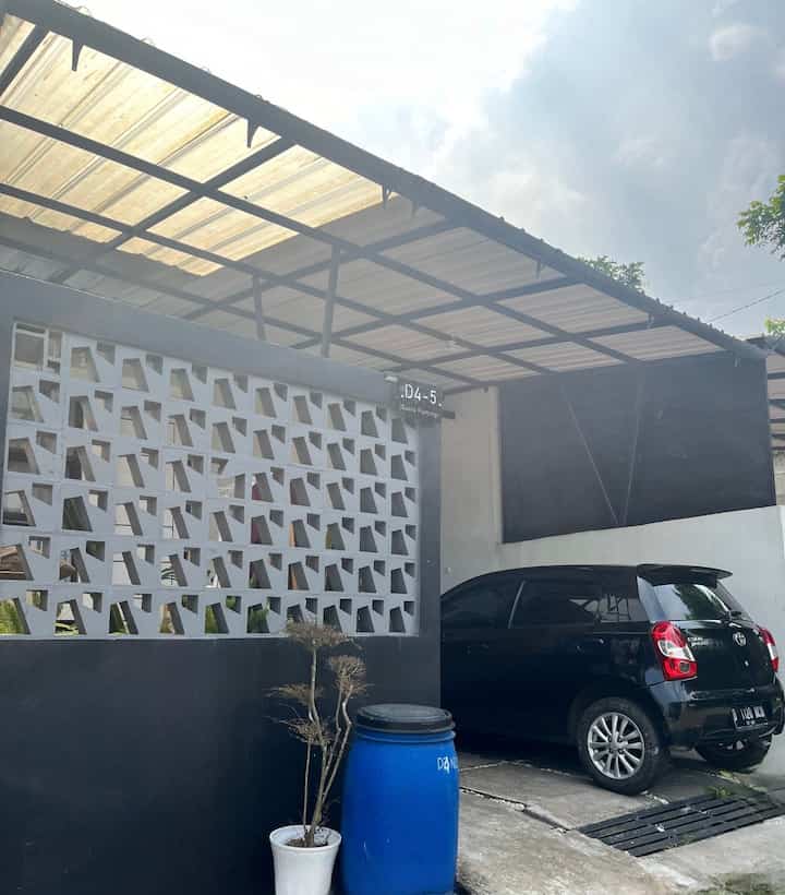 — Facade Rumah•

Facade rumah kami masih sama untuk tampak depan, belum pasang pagar.
untun mensiasati perubahan di area taman, kadang polosan kadang juga di sediakan bean bag untuk santai.

material untuk facade rumah pakai dari atap alderon warna putih dan transparan, kenapa tidak sama karna untuk cahaya sinar matahari masuk ke area taman namun untuk area garasi masih teduh.

untun memutuskan facade ga mudah buat aku hihi karna harus ada khas nya dari rumah kami jdi memutuskan untum tema monochrome, sehingga saat mencari rumah kami mudah.

untuk area facade rumah ku ini jauh dari estetik yaa hihi, smoga otw deh🥰 semoga menginspirasi yaa🫶🏻

#InspirasiFasadRumah
#FasadCantik
#FasarRumah
#Facade
#Monochrome
#FacadeMinimalis