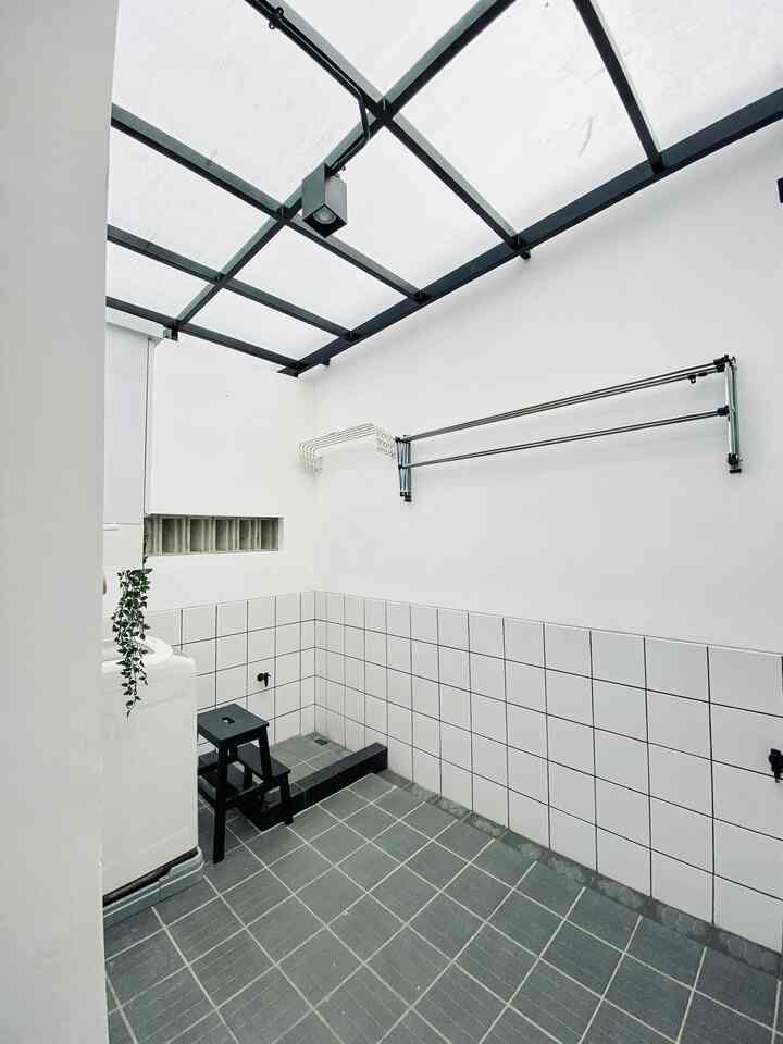 Laundry room kami terletak di depan rumah yang sangat mempengaruhi fasad.
Ukurannya tidak begitu luas, hanya 2x3 m.
Simple design dan simple dekorasi, namun cukup untuk kebutuhan cuci jemur kami sehari-hari.

#InspirasiLaundryRoom #LaundryRoomMinimalist #RumahMezzanine #JapandiIndustrial #InspirasiRumahMinimalist 