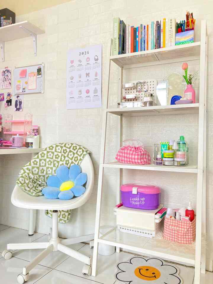 Rak serbaguna ini aku pake untuk menyimpan barang barang yang sering aku gunakan sehari hari seperti skincare, make up, parfume dan buku-buku.

Tidak lupa memberikan printilan decoratif agar terlihat estetik, seperti vas bunga dan beberapa hiasan.


#InspirasiRakKost
#RakCantik
#RakKost
#KostAesthetic
#PastelRoom
#pink