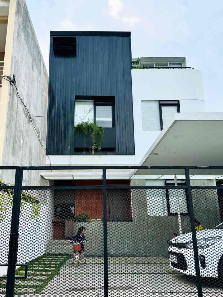 Fasad Satusama.

Pada awalnya kami menginginkan tampilan fasad yang clean dan tegas dengan tema monochrome.
Dipilihlah olahan bentuk kotak dan garis dengan lengkungan berikut warna monochrome dari metal sheet berwarna hitam yang dominan. Lalu dikombinasikan dengan beberapa material finishing raw dan terdapat aksen tropis dari bidang dinding bata ekspos pada area pintu masuk rumah dengan tujuan agar look yang di dapatkan juga memiliki kesan hangat.

#InspirasiFasadRumah #FasadCantik #FasadRumah #FasadRumahDesign #DesainFasad

