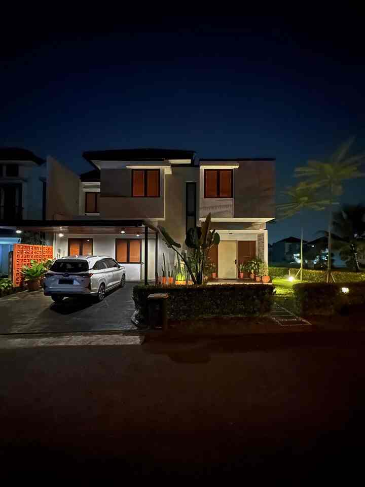 Fasad rumah mungkin bisa dikategorikan modern minimalis, karena sebenarnya ga terlalu banyak merubah fasad bawaan developer pada saat renovasi terakhir. Walau dilubuk hati terdalam sangat ingin merombak total fasad rumah agar mencerminkan interior didalam rumah. Akan tetapi demi menekan budget, terpaksa merombak sedikit saja dan tetap mempertahankan atap lama.

Pemilihan warna difasad juga lebih ke warna-warna seperti putih, hitam, abu-abu dan warna kayu. Untuk dekorasi kami berikan sentuhan terakota pada semua pot tanaman dan roster.

Pada saat renovasi kemarin kami membuat kabinet gas diarea carport yang bisa menampung 2 tabung gas 12kg. Instalasi gas menggunakan pipa yang ditanam dibawah lantai dari area carport ke area dapur. Sehingga pada saat mengganti tabung gas, “abang tukang gas” ga perlu menenteng-nenteng tabung gas masuk ke dalam rumah. Cukup mengganti di area carport saja. Aku mendesign sendiri kabinet gasnya dan membuat tempat duduk disebelahnya biar terlihat lebih manis dan fungsional. 


#inspirasifasadrumah
#fasadcantik
#fasadrumah
#arieskamarina