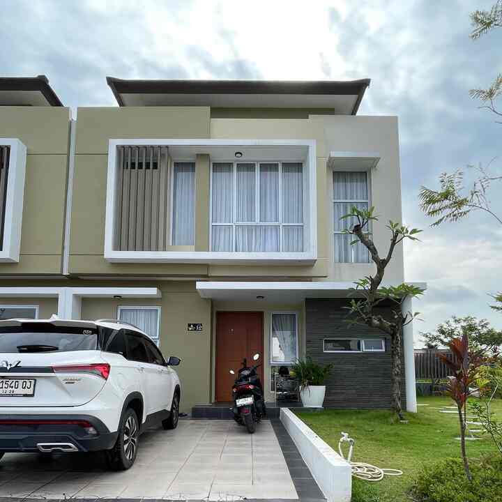 Fasad rumah ini asli bawaan developer dan memang tidak boleh dirubah bangunan tampak depan nya, kesan kokoh dan tetap bernuansa minimalis masih tetap terlihat indah😊 
Semoga menginspirasi ya🤗🤗 
#inspirasifasadrumah 
#fasadcantik 
#fasadrumah 
#rumahdeveloper 
#rumahminimalis 
#rumahsederhana
#rumahcluster 
#batam 