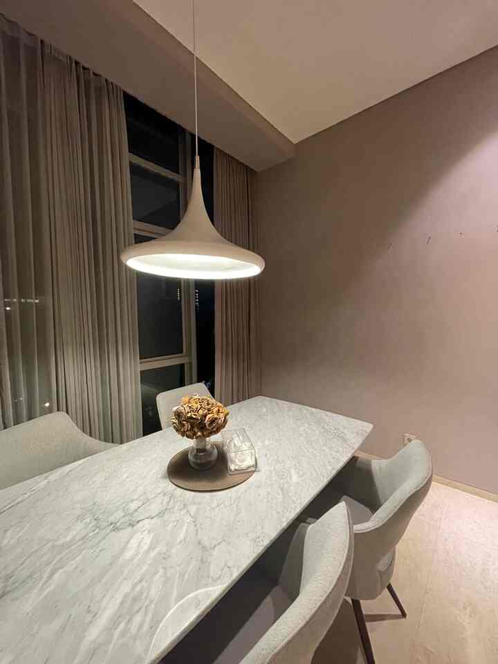 ruang makan #diningroom #marble #scandinavian #nightmode #driedflowers #inspirasidiningroom