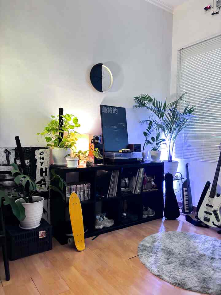 space fav dikala gelap, lagi coba mencari tataan lighting yang bagus agar ruangan tetap nyaman #bedroomstudio #musicspace #kamartidur #listeningspace #kamartidurpria