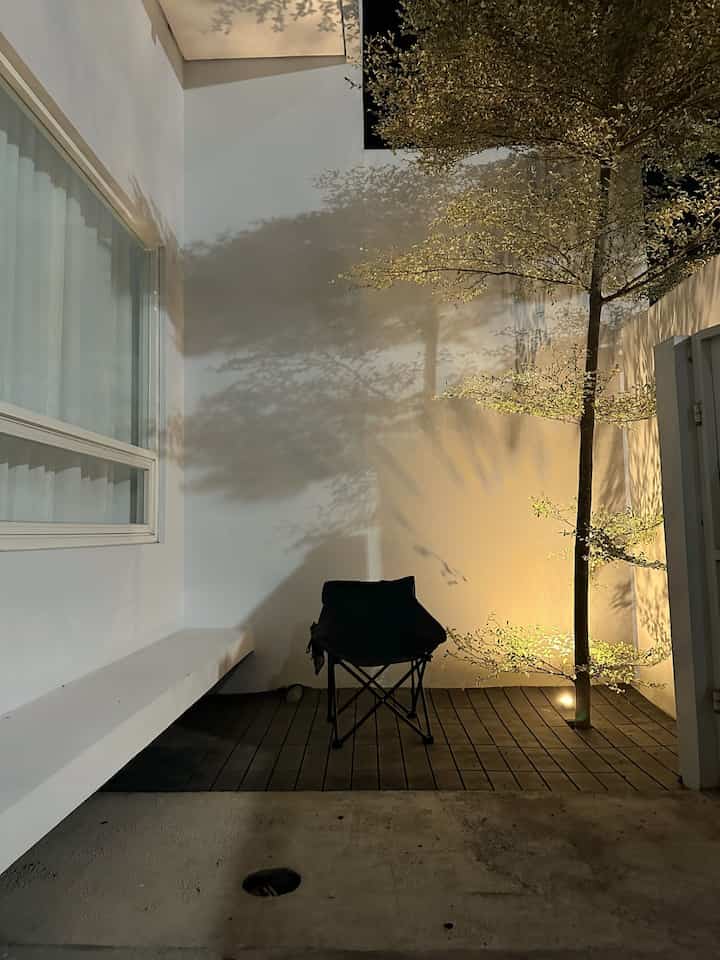 Make Over Taman ✨
-
Akhirnya kita expose detail taman depan Angka House, sebelumnya yang terlihat gersang masih pakai batu krikil , sekarnah pakai plustik yang terbuat dari daur ulang limbah sampah. Jadi nampak lebih rapi dan minimalist 

#exterior #makeover #teras #inspirasiteras #rumah #minimalis #simple #homedecor #angkahouse