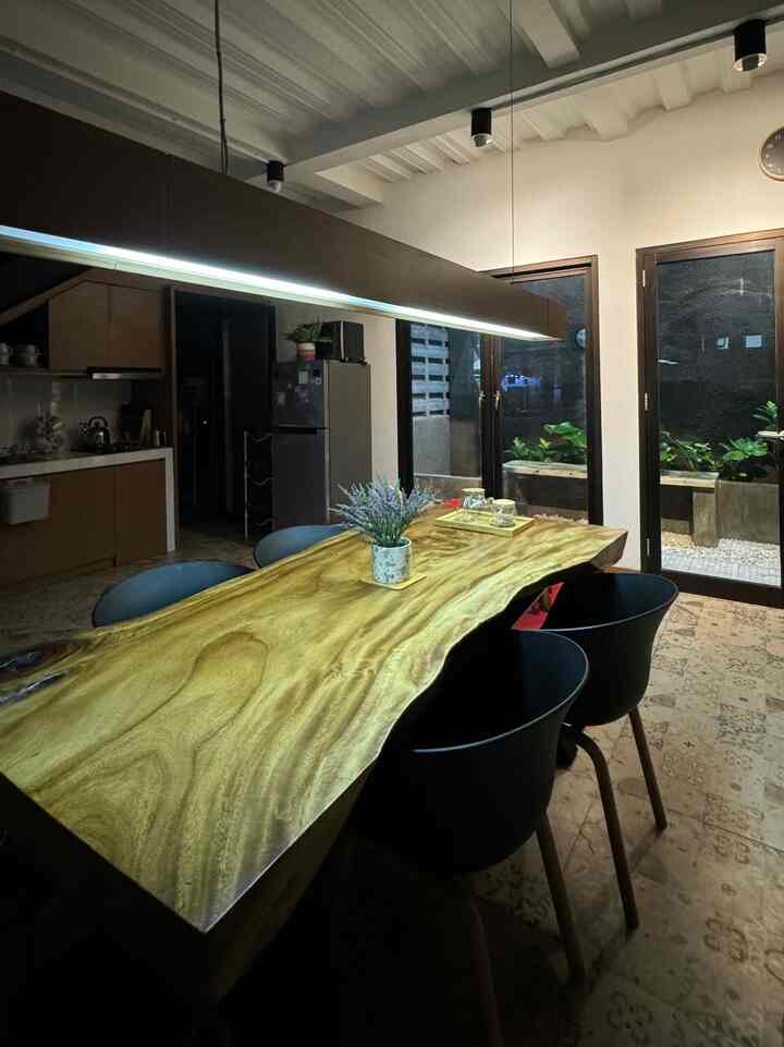 Kamu pernah melihat ngga, sebagian besar ruang makan mempunyai lampu gantung? Tujuan dari pemasangan lampu gantung pada ruang makan ini bukan hanya sekedar ingin membuat ruang makan lebih terang. Fungsi dari penggunaan lampu gantung pada ruang makan yaitu memperkecil teritori ruang. Sehingga suasana ruang yang dirasakan oleh penghuni ruang makan menjadi jauh leih intim dan personal.

#Rumahyuqibam
#diningroom
#inspirasiruangmakan
#ideruangmakan
#suasanaruangmakan
#rumahindustrial