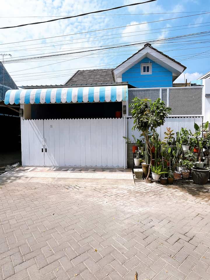 Fasad Rumah

Rumah kami berukuran 7x12,5 meter memang tidak terlalu besar dan memiliki fasad american classic. Karena dari dulu impian kami kalau punya rumah ingin sekali yang bergaya american classic. Bermodal pinterest kami mendesain rumah ini sendiri tanpa arsitek dan kebetulan saya dari dulu suka rumah yg bergaya vintage. Dinding fasad rumah ini memang didesain bergaris dengan menggukan tali air agar sesuai dengan style fasad american classic. Untuk pemilihan warna cat rumah ini kami memilih warna biru yg pastel karena memang kami menyukai warna yg cerah. Tips untuk membangun rumah terutama untuk menetukan fasad itu harus sesuai dengan desain yang diinginkan dan harus sesuai dengan karakter pemilik rumah karena fasad rumah memiliki komponen utama yang menjadi tulang punggung dari estetika dan fungsionalnya. 
Setiap elemen fasad, baik itu jendela, pintu, atap, ornamen, hingga material yang digunakan, memiliki peran khusus dalam menciptakan rumah yang indah dan nyaman.

#inspirasiFasadRumah
#FasadCantik
#FasadRumah
#desainfasad
#fasadpagar
#fasadrumah1lantai