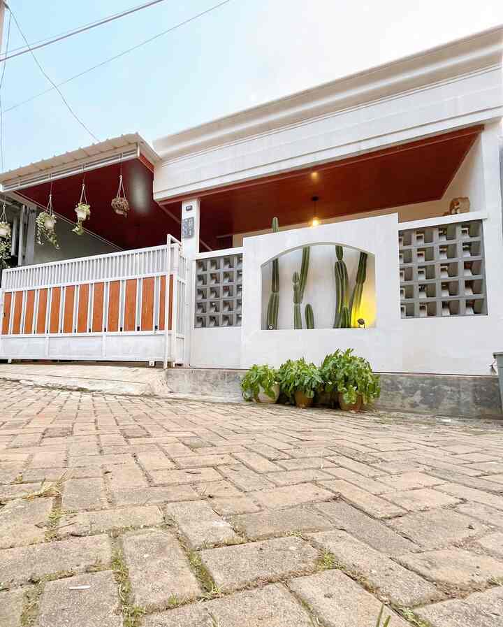 Fasad Rumah ✨

Fasad rumah kami ini bertema minimalis klasik, pemilihan warna fasad lebih ke warna netral seperti putih, abu-abu dan warna wood. 

Di bagian pagar kami gunakan roster berwarna abu, pagar besi galvanis yang di padukan woodplank berwarna wood dan kami juga bikin arch untuk kaktus biar keliatan asri, karena lahan kami yang sangat terbatas jadi dimanfaatkan semaksimal mungkin. 

Untuk bagian atas teras kami dak dan kami bikin gudang untuk menyimpan barang-barang yang jarang di gunakan. Aku mendesign sendiri gudang ini agar setiap space nya bisa berguna dan fungsional. 

Semoga menginspirasi 😊

#InspirasiFasadRumah
#FasadCantik
#FasadRumah
#RumahMinimalis
#IdeFasadRumah