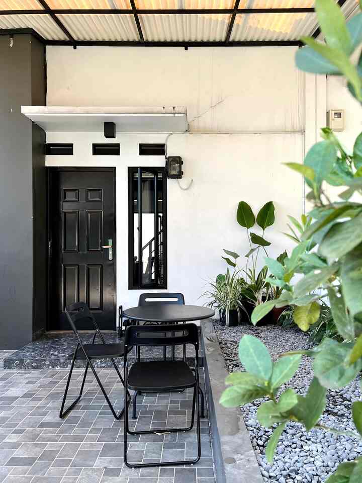 Halo dari fasad simple minimalis. 
Ada sedikit perubahan di area fasad ini. Taman yang awalnya taman basah akhirnya jadi taman kering karena rumput-rumput pada mati setelah dipasang kanopi.

Tapi aku tetap tambahkan tanaman hijau supaya makin segar 🤍. Sebagian ditanam di tanah, sebagian lagi aku tanam di pot. 

#InspirasiFasadRumah
#FasadCantik
#FasadRumah
#desainfasad
#fasadminimalis