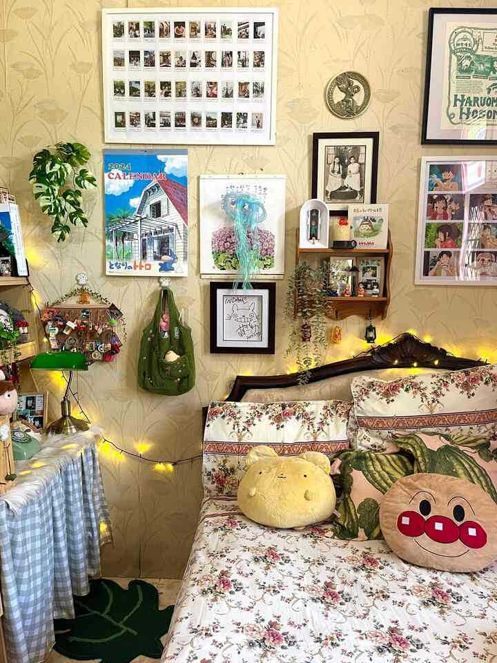 ✨Ghibli-Inspired Room Styling✨

Buat menciptakan dekor kamar berkonsep ghibli, tentunya ku mengambil inspirasi dari berbagai bedroom dari film-film Studio Ghibli, mulai dari Shizuku, Arrietty, dan Kiki. 

Untuk pilihan dekornya, aku menyisipkan trinkets, ambient light serta furnitur kayu-kayuan yang secara instan memberi kehangatan pada konsep ruang tidur berukuran mungil.

#InspirasiKamar
#KamarCantik
#KamarRumah
#DesainKamar
#KamarTidur