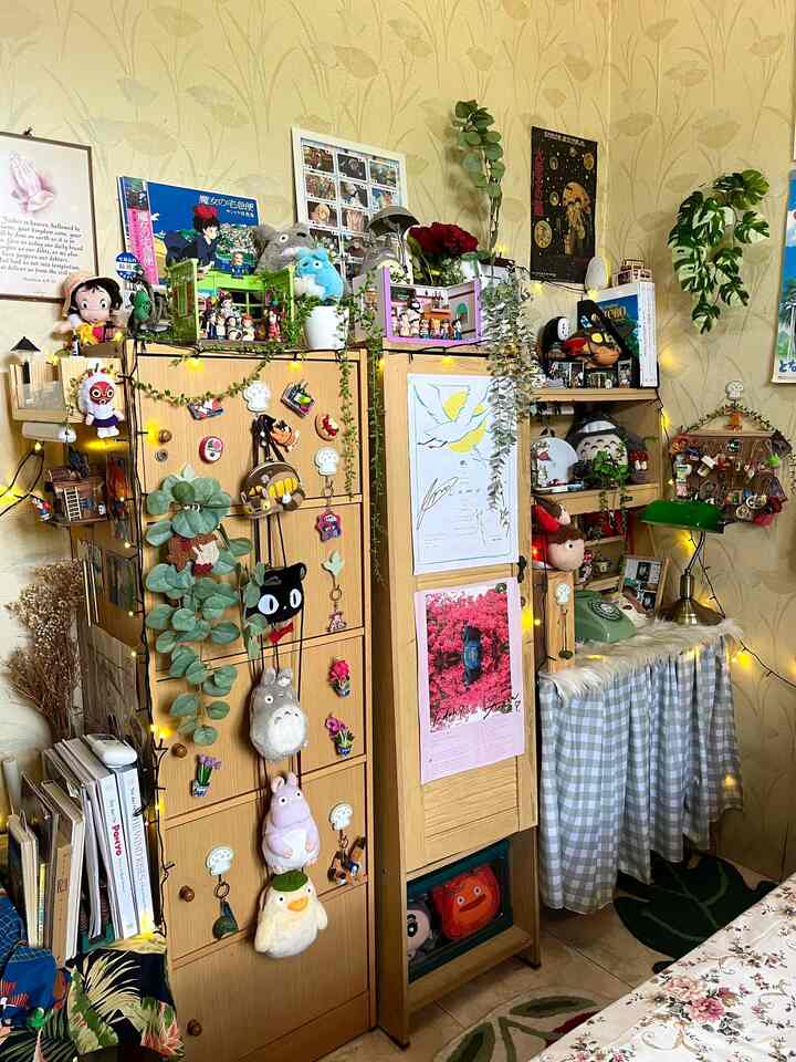 ✨Ghibli-Inspired Room Corner✨

Menghias lemari ku sejak SD memang susah-susah gampang. Apalagi banyak defect atau "luka-luka goresan" yang perlu di-cover. Tapi saat aku menghias kedua lemari besar ini dengan furnitur bernuansa ghibli, sudut ini jadi kelihatan super cantik. 

#KamarTidur
#KamarBermain
#DekorasiSatuKamar
#DekorasiKamarKecil
#DekorasiKamarTidur
#Japandi
#ShabbyChic