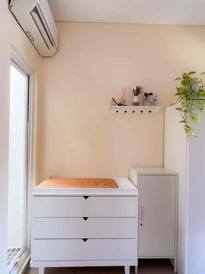 Kondisi kamar tidur saat masuk peralatan baby pertama, changing table. Kebetulan ketemu yang pas di pojok yang dulunya tempat pot lily. Ada tambahan kasur lipat juga di area sini kalau ada orang tua mau menginap.

#BabyRoom #InspirasiKamarBayi #ChangingTable #RumahDeveloper #KamarTidur