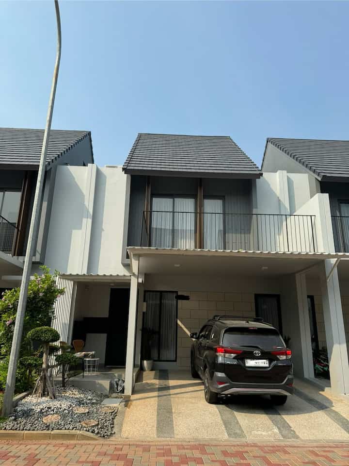 Fasad Rumah di Villa Maison🤎

Fasad dirumah cluster bawaan developer, dengan perpaduan gaya modern dan pedesaan, rumah jadi berasa villa. Adanya sky balcony dan small garden dibagian depan pintu masuk. 

Fasad ini sudah kami renovasi sesuai kebutuhan, dan bagian teras kami buat jalur untuk stoller maupun kursi roda. 

Karena lahan kami terbatas jadi dimaksimalkan untuk membuat small garden dibagian depan rumah dengan tanaman bonsai dan sikas. 
Kenapa memilih k2 tanaman ini? Karena selain bentuknya yang aestetik, perawatannya juga gampang☺️

Semoga menginspirasi🤎

#InspirasiFasadRumah
#FasadCantik
#FasadRumah
#desainFasad
#Fasadtanpapagar
#FasadRumah2Lantai