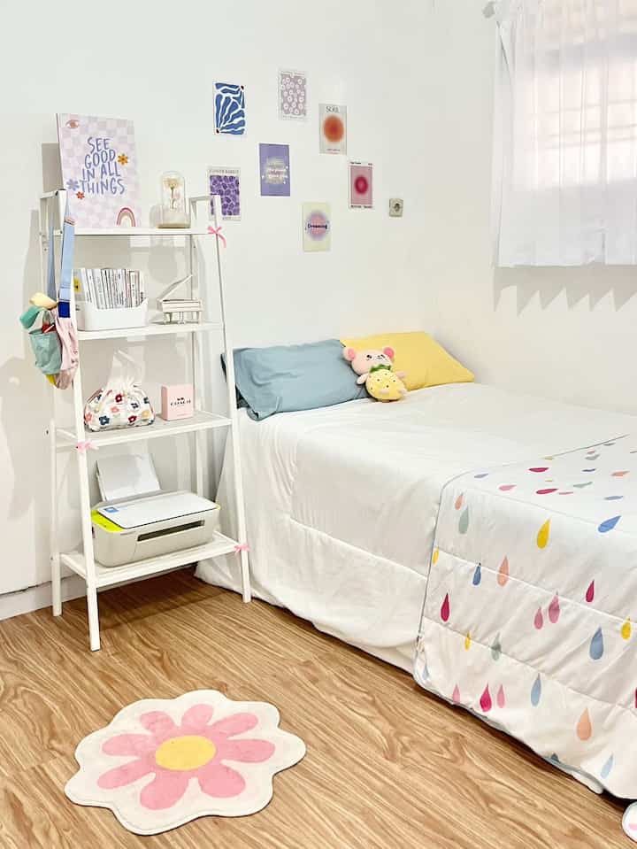 konsep kamar ini apasih? 🤷🏻‍♀️

pada dasarnya kamar ini aku bikin nuansa putih dengan sentuhan warna-warni terutama warna pastel. kamar dengan warna putih menurutku bisa ngebuat kamar ini jadi lebih luas dan bersih. aku juga suka something cute, jadi alasan aku juga suka nambahin warna-warna pastel yang lucu biar kamarku ini lebih hidup dan lebih cute lagi 😁🩵✨ 

#kamar #kamaraesthetic #inspirasikamar #roomdecor #roominspo 