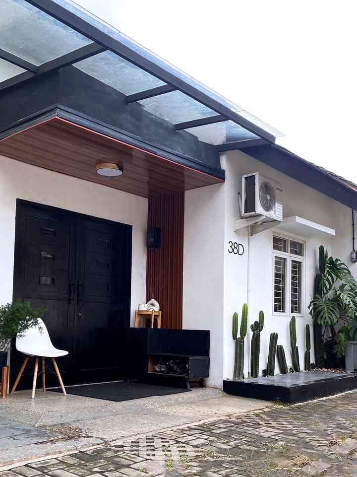 ➖ Facade after Rain 🌥️☁️

Take a photo of the facade after the rain, there are still muddy residue & the glass canopy is really dirty 😂

The simple facade built by the developer of the 6 twins has just been given a little makeover at the entrance. Added accents using WPC wall panels and changing the ceiling to a PVC ceiling so that it has a brownish feel rich in the interior of the house.

Hopefully it will inspire 🖤

#HouseFasadInspiration #FasadCantik #FasadRumah #Fasadrumahmungil #fasadrumahdeveloper #fasadrumahcluster #rumahmungil #rumahdeveloper #rumahminimalis #blackandwhite #warmandboldhouse #exterior #entranceinspo #exteriorinspirations 