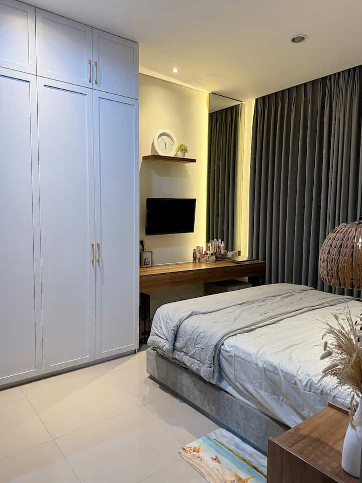 Dari dulu pengen banget kalau punya rumah (terutama kamar utama nya) dibuat ala hotel gitu. Akhirnya setelah cari beberapa referensi, kubuatlah 
meja rias yang kacanya full sampai atas hihi 🤎

Ngga lupa lighting sangat wajib dibuat variasi, dan waktu itu aku percayakan ke interior designer ku🤎


#masterbedroom
#bedroom
#bandung #cimahi #rumahcluster #rumahdeveloper #kamartidur #inspirasikamar #inspirasikamartidur 