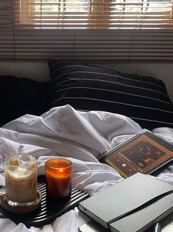 ➖ 憂鬱な金曜日

今朝の天気は曇りでとても寒かったですが、幸いなことにまだ休日でもありました。それで、もう一度毛布を引っ張りながら、少し時間を過ごすことができます... 

良い週末を過ごしてください。O!家の近所の皆さん🖤🤎🤍

#ミータイム #bedroomvibes #morningvibes #morningview #bedroomdecor #bedroominspirations #bedroominspo #smallbedroom #aestheticbedroom #kamartidur #dekorasikamartidur #kamarmungil #kamarutama #zarraawwrr #warmandbold #minimalist 