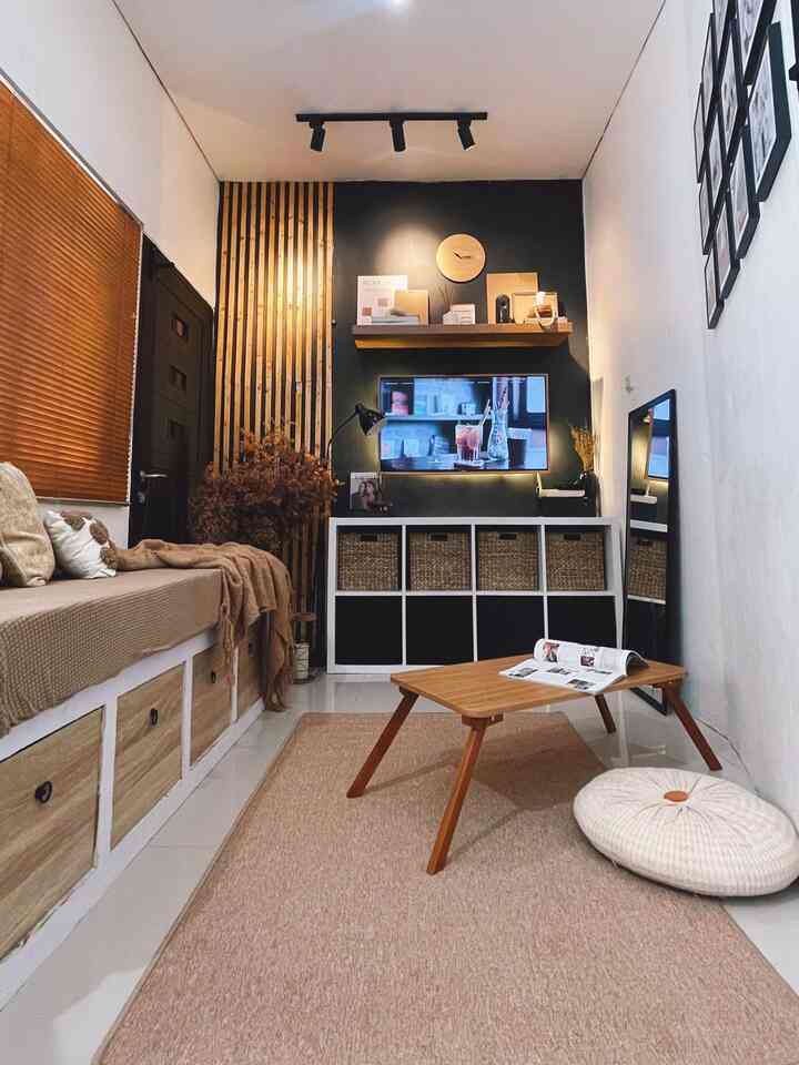 ➖ Holiday Decorations

Holiday is coming!
Seneng banget liburan bisa me-time..
bikin suasana nyaman dirumah pakai dekorasi yang warm dengan aroma coklat dari scented candle dan lesehan depan tv, minum kopi kesukaan sambil baca buku atau dengerin playlist favorit. 

Happy holiday semuanya 😍🫶🏻

#warmandbolddecor #warmdecoration #holidaydecoration #homedecor #livingroom #tvroom #ruangkeluarga #inspirasiruangkeluarga #dekorasiruangkeluarga #ruanganfavorit #ruangankecil #dekorasirumahmungil #livingroomdecor #zarraawwrr #holidayvibes #rumahdeveloper 