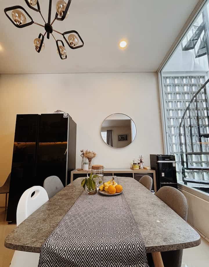 mirror mirror on the wall✨
-
area dining ini semakin estetik semenjak ada kaca hias inii🫶🏻
#dekorasiruang
#dekorestetik
#inspirasidekorasi
#ruangmakan
#diningroom
#diningroominspo
#rumacefour