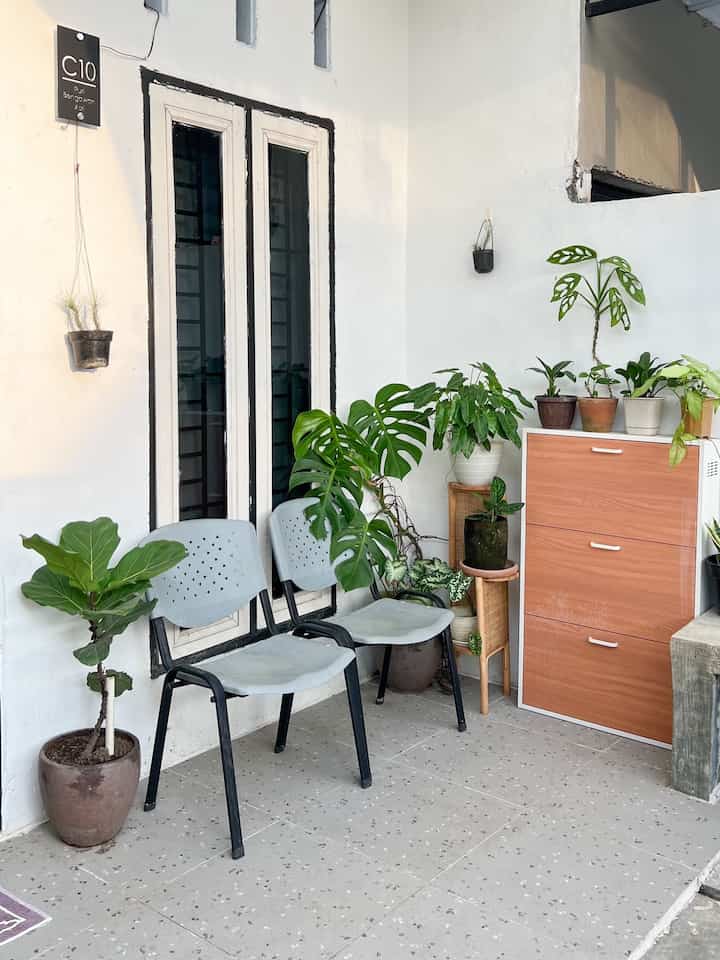 Teras rumah minimalis yang dikelilingi oleh tanaman hijau. Konsep teras minimalis agar teras yg areanya kecil ini masih terasa luas. Penambahan tanaman membuat teras terasa lebih segar dan sejuk

#TerasMinimalis #InspirasiTerasMungil #InspirasiTerasRumah #TerasRumah #RumahSubsidi