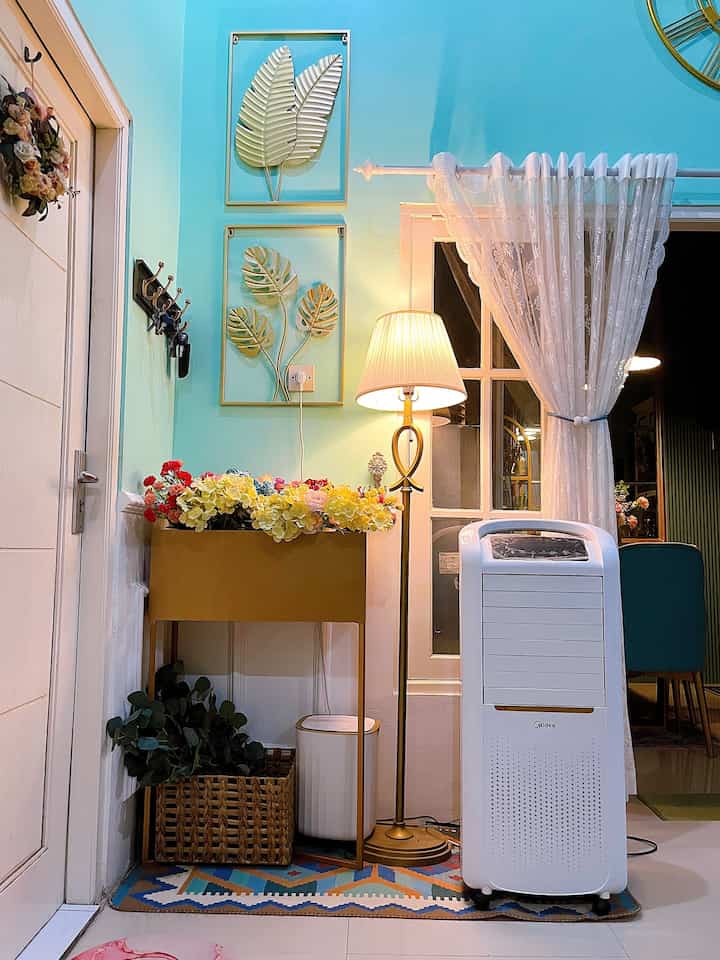 Sudut pojok ruang keluarga

Agar ruangan lebih terlihat cantik terutama pojokan yang kosong. Lebih baik di dekor dengan menggunakan rug serta dekorasi bunga dan standing lamp. Saya juga menambahkan hiasan dinding serta keranjang eceng gondok agar telihat lebih cantik dan menarik. Kadang kita lupa naruh kunci dimana,agar tidak lupa lagi saya sengaja memasang gantungan yg digunakan untuk tempat kunci. Sekarang pojokan rumah sudah tidak kosong jadi lebih cantik juga multifungsi sesuai kebutuhan.

#pojokanruang
#sudutrumah
#sudut 
#sudutpojok
#ruangkeluarga
#sudutruangkeluarga
#Rumah
#dekorasiruangkeluarga

