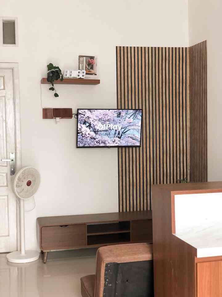 #FamilyRoomUpdate
hai tetangga Ohouse!
akhirnya update wallpaper dan ambalan di ruang keluarga miniku 😍🫶🏻
cuma ambalan dan wallsticker tapi vibesnya beda banget hihi

ini decorasi low budget 100kan aja tapi bisa merubah suasana ruangan lebih homey 🤎

gimana menurut kalian?

#FamilyRoom #RuangTV #RuangKeluarga #homestagram #SweetHome