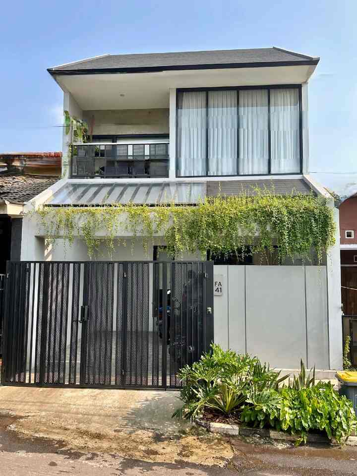 Fasad rumah saat siang dan malam ✨

Fasad rumah modern industrial dengan dominasi warna abu-abu dan hitam, ditambah motif garis-garis tali air dan pagar hitam besi perforated menambah kesan modern industrial yang estetik dan nyaman.

Saat malam lampu teras menggunakan lampu downlight warm white sebagai cahaya utama di luar rumah.
#InspirasiFasadRumah
#FasadCantik
#FasadRumah
#ModernIndustrial
#HomeStyling
#Homedecor
#FacadeInspo
#homestagram 