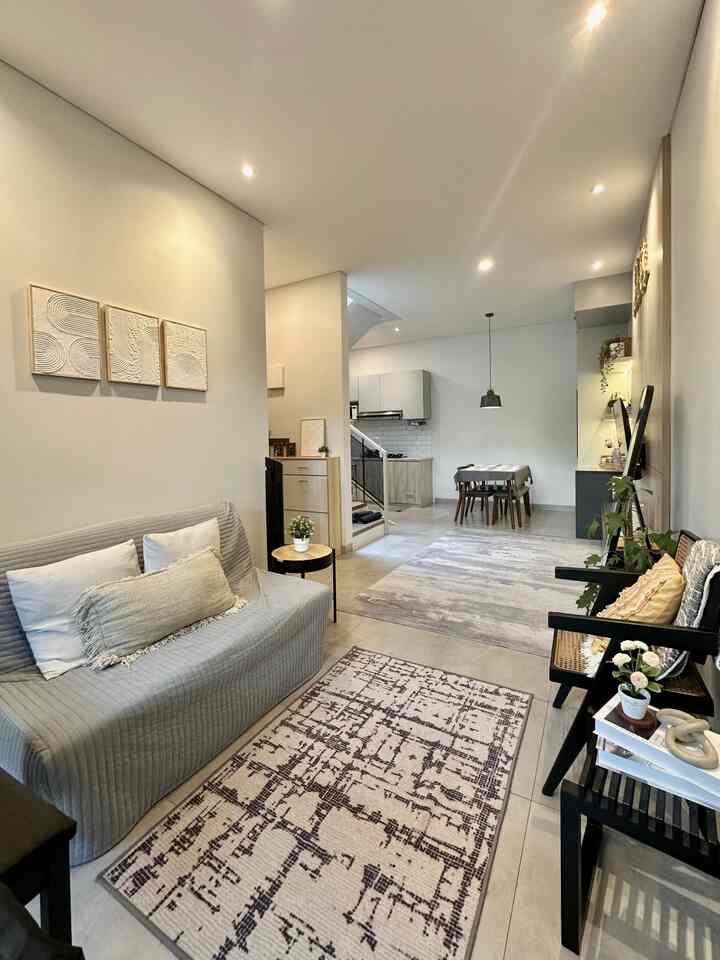 AFTER-BEFORE (Slide terakhir) ✅
Inspirasi ruang tamu dilahan terbatas, gunakan furniture compact dan multifungsi.
Kalau bosan dengan satu layout jadi bisa diubah dipindah-pindah posisinya supaya lebih lega dan fresh.
#homedecor
#homestyling
#ruangtamu
#ruangtamuterbatas
#ruangtamuminimalis
#modernindustrial
#lahanterbatas
#rumahmodern 
#homestagram 