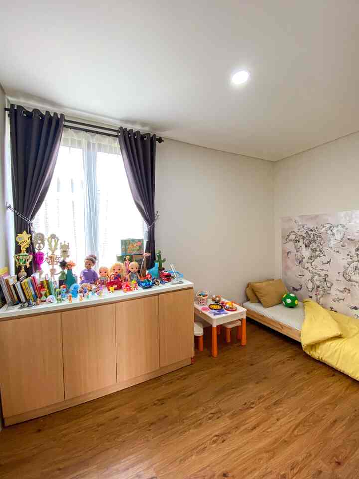 Inspirasi kamar anak ALA AKU
 yang juga di fungsikn jadi area bermain 

Dirumah ini saat ini terdiri dari 2 kamar (kamar utama & kamar anak) karna rumah ini memiliki area ruang yg terbatas jadi semua area dirumah ini benar2 difungsingkan secara maximal 

Yang aku terapin dikamar anak 

1. Pilih konsep sesuai karakter anak
Karna kami memiliki 2 anak yang berbeda karakter jadi kamar anak ini menyesuaikan karakter kakak yang super simple dan si adek yang super ekspresif. Bisa diliat dari pemilian isi yang dekorasi kamar yang ada

2. Minimalis dan edukatif
Mengisi furniture sesuai kebutan & mengisi mainan yang mengandung edukasi buat adek yang ada di tahap mengeksplorr segala hal contohnya adek suka ikutin mommy-i masak di wooden kitchenset milik adek dikamar
Serta kakak yang sangat tertarik dengan animal diseluruh dunia , jadi kami pasangkan wallpaper yang ada peta dunia berserta hewan yang berasal dari negara tersebut

3. Beri space yang cukup agar anak bisa belajar dan mengeksplore diri
Kakak yang suka membuat art n craft yang suka menguntung menempel dan semua kegiatan tangan lain nya , kami berikan space yang cukup ketika kakak ingin berkreatifitas
Dan adek yang lebih suka ngeberantakin mainan , ini cukup untuk mereka ber2 beraktivitas bersama dikamar

4. Dekorasi mainan yang bisa longlast
Aku memilih mainan yang berbahan wooden karna menurut aku ini bisa longlast dan udah pasti menyesuaikan dekorasi kamar. Meskipin harga wooden toys lebih pricy tapi bisa di pakai kurun waktu yang lebih lama dan gak bakalan cepet rusak atau usang

5. Lets play together
Aturan yang berlaku dan selalu di berikan pemahan ke kakak n adek adalah mainan gak boleh dibawa keluar kamar , di pindah ruangan atau di bawa main keluar. Ini meminimalisir mainan tercecer hilang atau ada diruangan lain yang akibatnya berantakan rumah.
Karna mainan agak pricy klo hilang mamak nya bisa tantrum 🤣🤣 jadi hemat nya mainin dikamar dan diberantakin di kamar , jadi mamak tau maian gak ilang cuma keselip aja
Btw mainan anak mahal2 yaks bukibuk 🤑🤑

#segehouse #kidsroom #kidsroominspo #kidsroomdecor #home #homesweethome #homedecor #homedecorideas