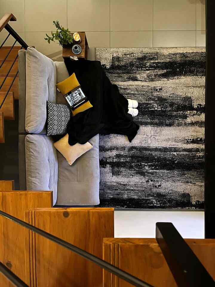 Tampilan baru di living room dengan karpet yang lebih bold 😆. 

Jujur awalnya ga ada plan mau beli karpet lagi, tapi berhubung lagi ada diskon di PRJ dan nemuin jastip yang bisa antar langsung ke Bandung, eh jadi beli 😂🤣. 

Kali ini aku pilih warna bold dominan hitam karena suami bosen dengan warna abu. 

Tipe karpet ini Alessi ukuran 160 x 230 cm. Harganya 980rb (belum termasuk jastip). Jujur worth it karena karpetnya tebel dengan feelsnya nyaman banget didudukin. Berasa si premiumnya. Di toko lain dengan tipe yang sama harganya bisa 2jt-an. 

Buat yang lagi cari karpet tebal premium dengan harga miring bisa ke PRJ atau cari jastipan karpet PRJ 🤍

#LivingRoom 
#LivingRoomInspo
#Livingroomatnight
#Nightambience
#LivingRoomStyle
#suasanamalam