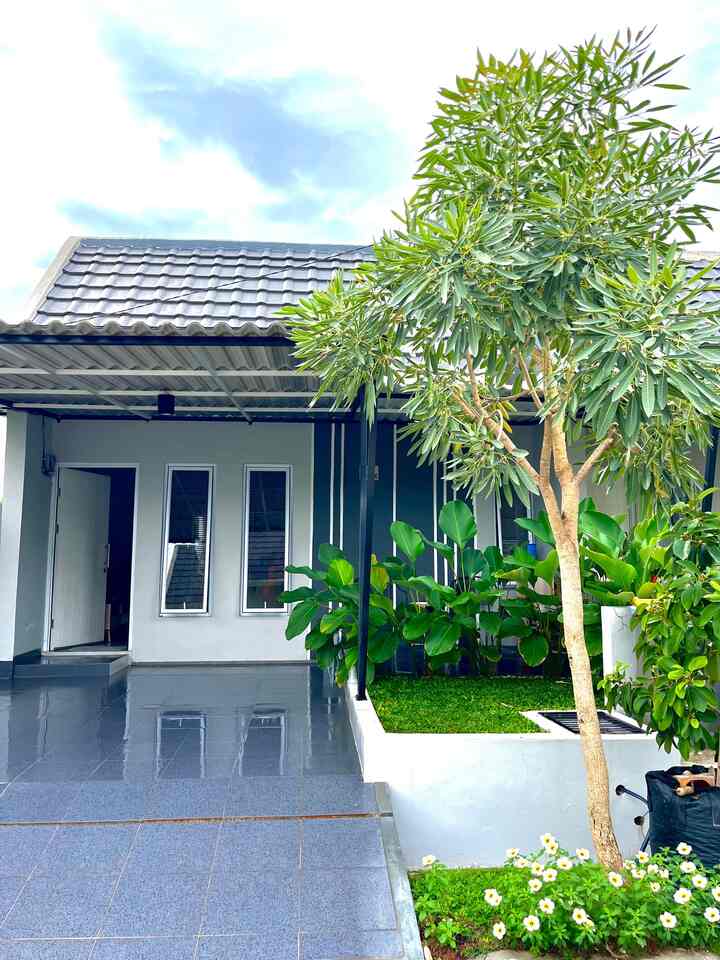 Fasad LT 75 LB 39
Sederhana dan ga tau sebenenya si style nya apa 🤭🤭
Fasad rumah ini masih bawaan dari cluster aliasss sama semuaaa 😂
Cat nya warna abu-abu tentunya warna favorite akuuu dan suami.
Untuk diluar rumah, kami tanam beberapa tanaman agar lebihhhh ademmm hehe 
Perawatannya juga gampang , cukup disiram setiap hari ajaaaaa..

#inspirasifasadrumah #FasadCantik #FasadRumah #RumahCluster #minimalis 