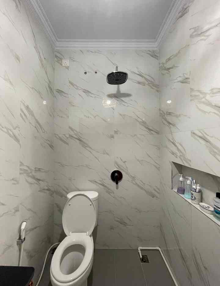 Ini tampilan toilet anak bujang aku dilantai atas dan bersebelahan dengan toilet kamar utama, toilet ini memiliki ukuran ya g mungil aku memilih keramik dinding yang berwana terang biar menampilkan kesan luas walaupun toilet ini kecil tapi kebersihannya harus tetap terjaga ya🥰🤗

#toiletmungil
#kamaranak 
#toiletdikamaranak 
#inspirasitoiletanakcowok
#batam 