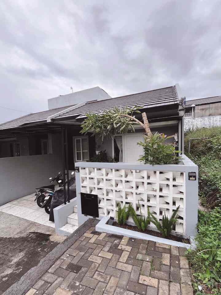 🌿 Gloomy Days 
Beberapa hari ini cuaca lagi mendung, hujan turun hampir tiap hari. Membuat suasana taman jadi lebih segar.
O iya, kalo kalian perhatikan ada perubahan kecil di area fasad. Kami merapihkan area garasi dengan mengganti paving block dengan keramik. Sebagai gantinya, bekas paving blocknya dipasang di depan area roster. 
Gimana menurut kalian? Area depan jadi lebih rapih kan? 
#InspirasiFasadRumah #FasadCantik #FasadRumah #FasadMinimalis #Roster #TamanKering #TamanRoster #DryGarden