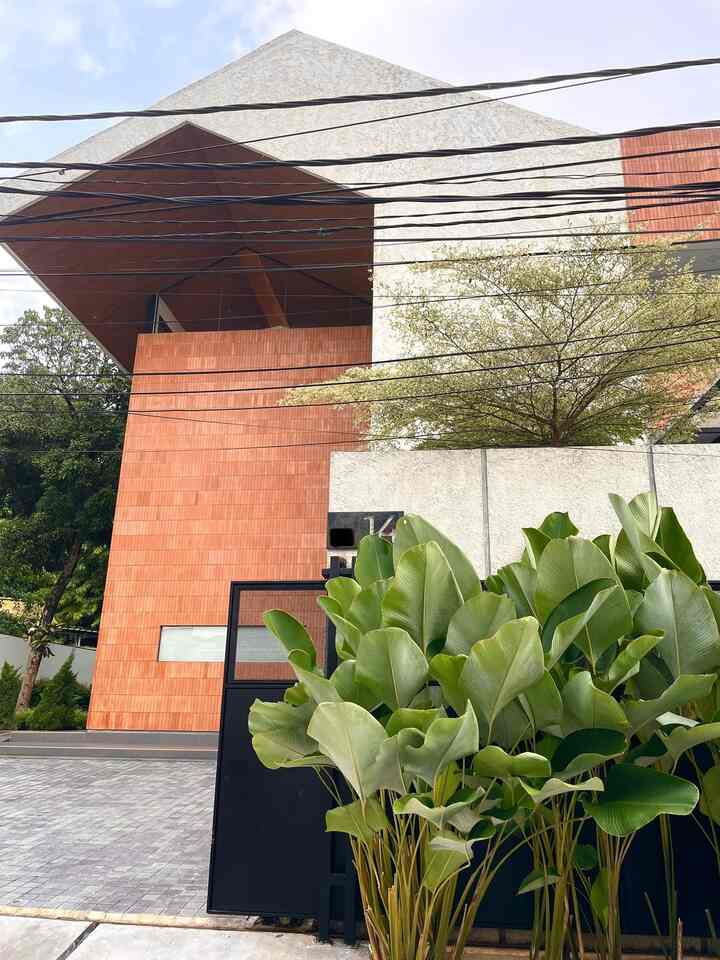 🏡Fasad Rumah🏡

Fasad rumah ini mengusung tema modern dengan sentuhan tropical. Menggunakan cat metode kamprot untuk menghasilkan tampilan tembok yang bertekstur, selain itu material yang menonjol adalah penggunaan bata tempel di hampir sebagian fasad dirumahpojok.
_
#inspirasiFasadRumah
#FasadCantik
#FasadRumah
#dirumahpojok